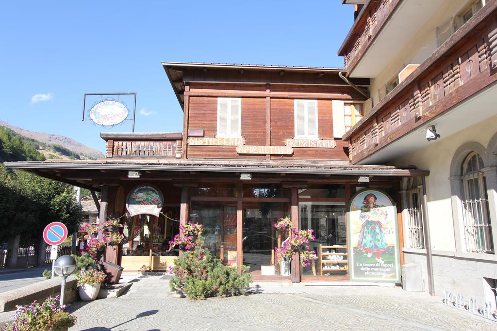 Residence Albergian Pragelato Exteriör bild