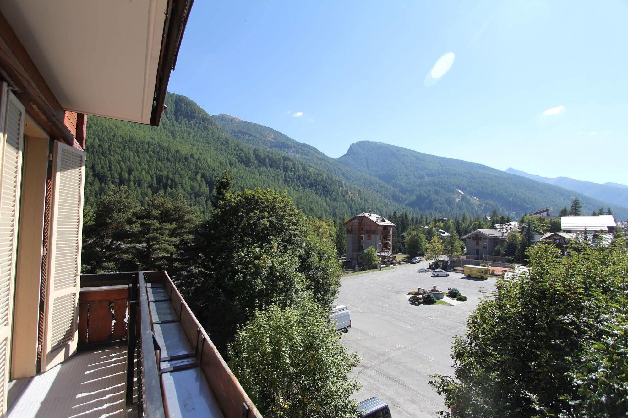 Residence Albergian Pragelato Exteriör bild
