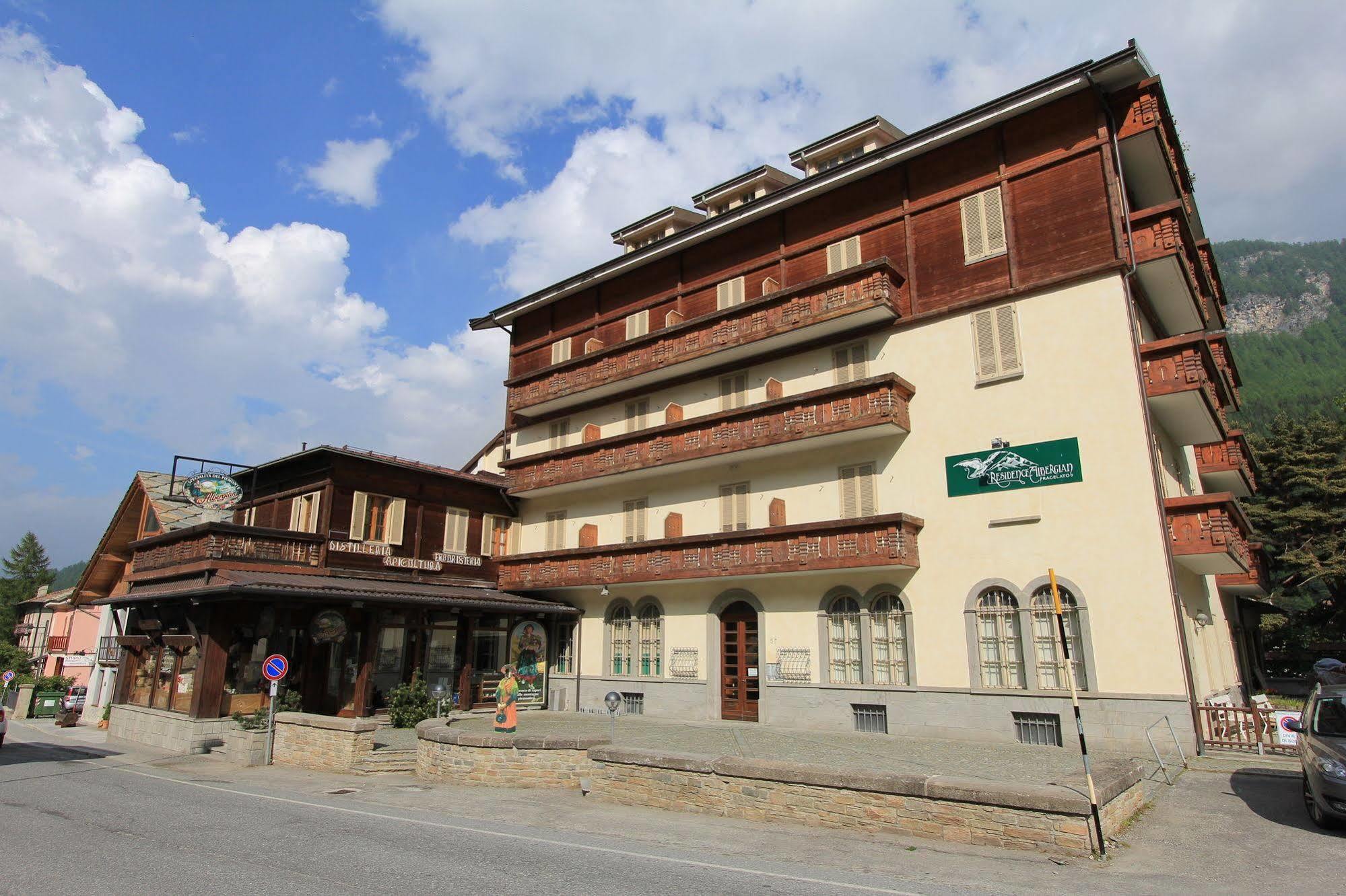 Residence Albergian Pragelato Exteriör bild